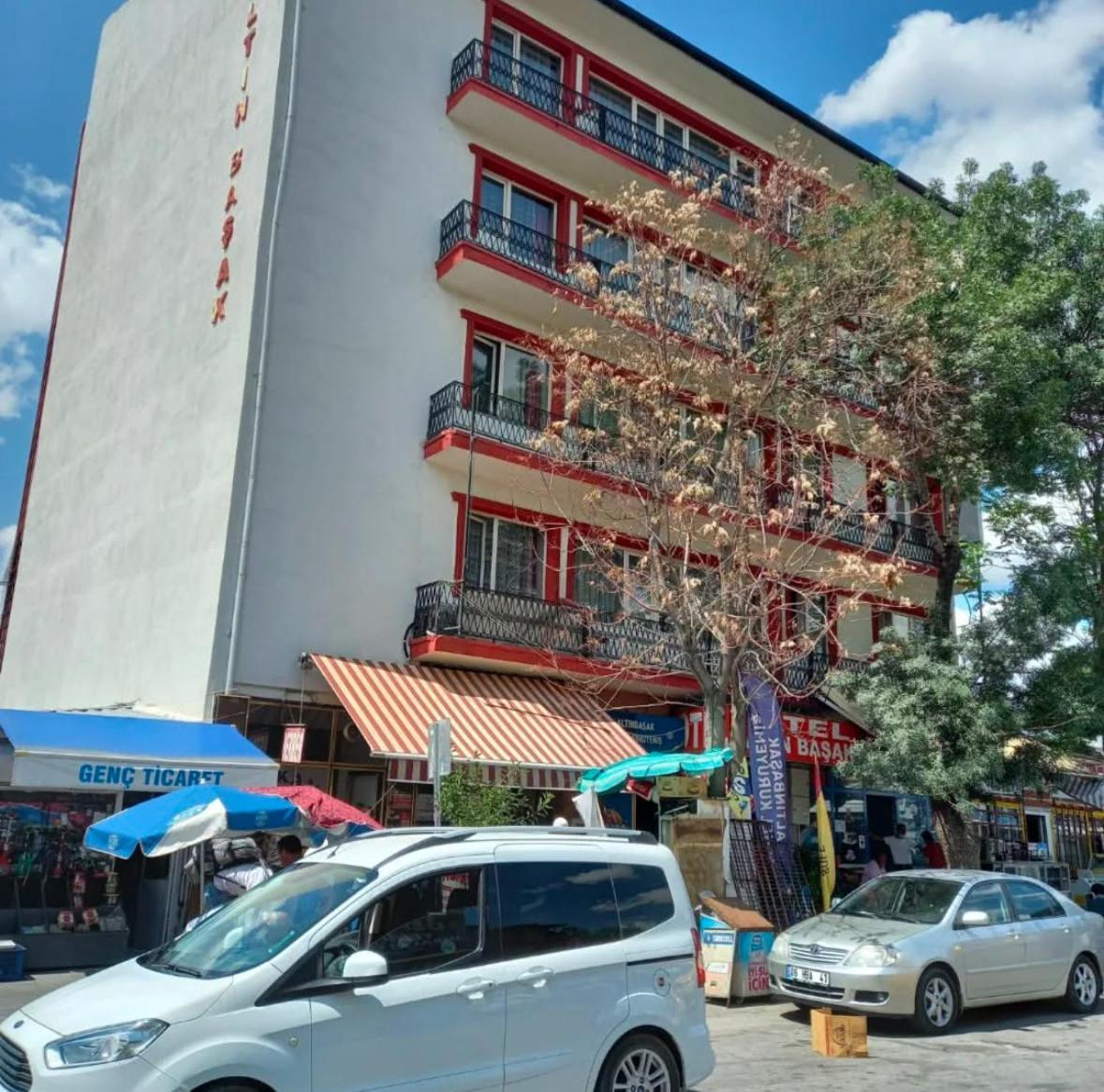 Oez Altinbasak * Ankara